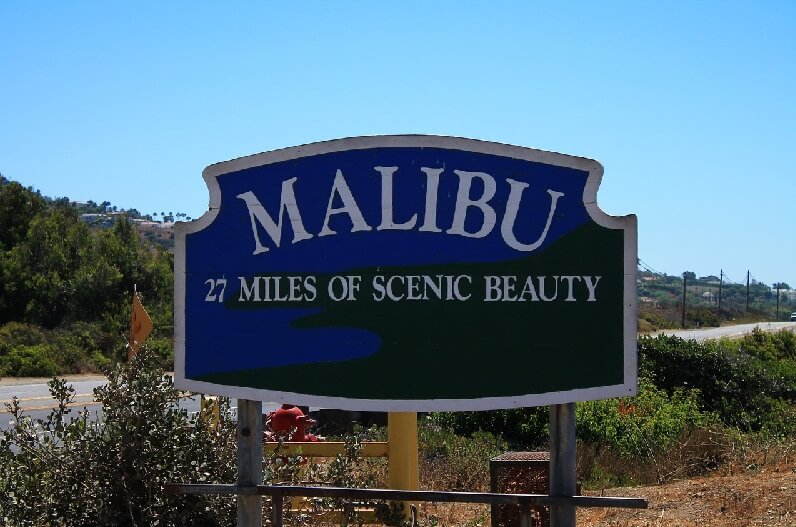 a road sign to malibu, introducing the best cafes in malibu