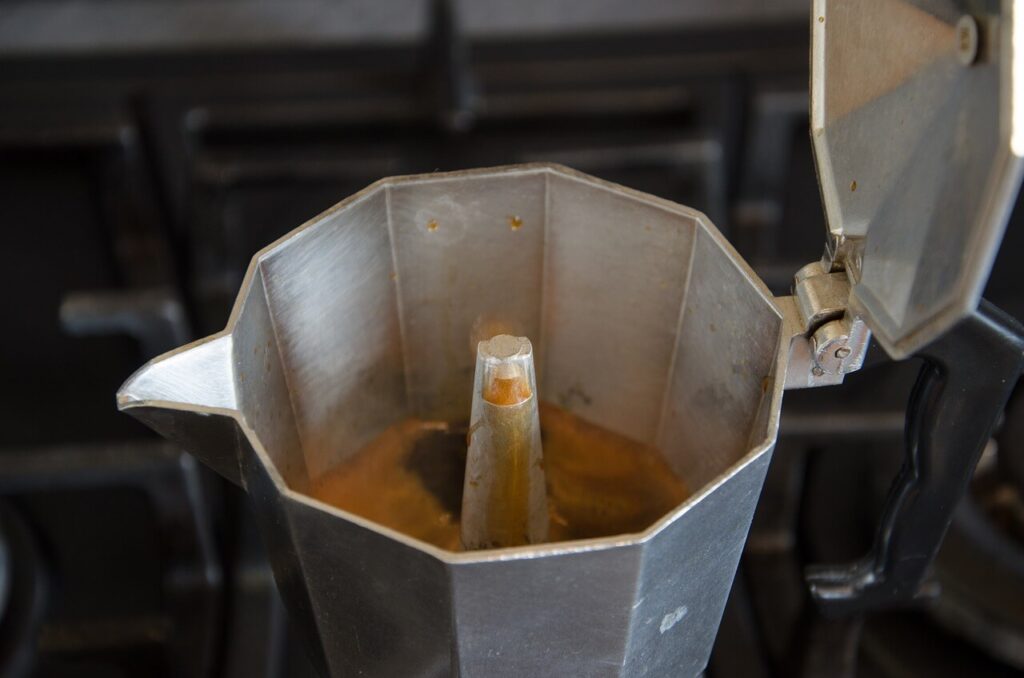 descaling moka pot with vinegar and baking soda