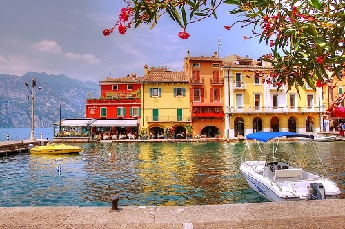 how to order coffee in italy? a picture about lake garda